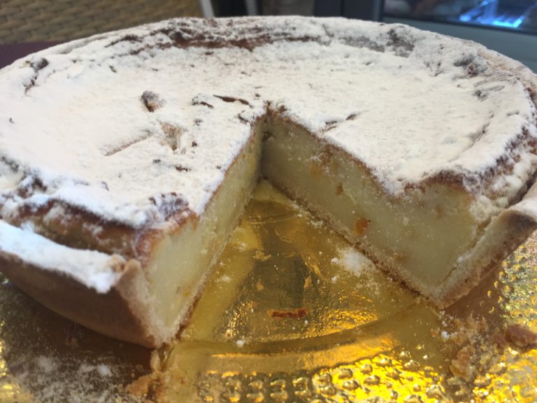 Castagnole e Migliaccio, i dolci tradizionali del Carnevale napoletano secondo la ricetta di Chalet Ciro.