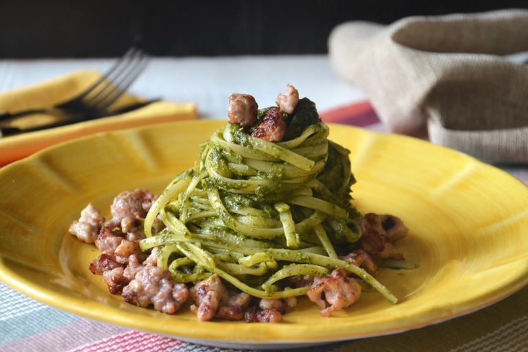 Spaghetti con crema di friarielli e salsiccia