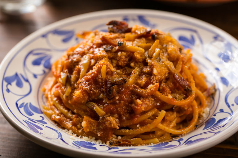 L’insegna è cambiata, i sorrisi sono sempre gli stessi.  Dall’esperienza di Mithos – Taverna dell’allegria nasce Nina – Dispensa e Cucina.