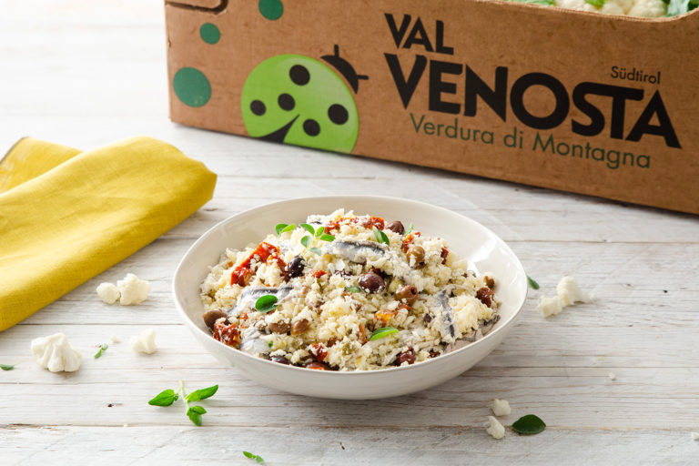 Cous cous di Cavolfiore con alici, capperi, olive e pomodori secchi, una ricetta dalla Val Venosta.