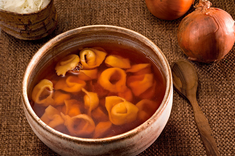 Tortellini di cipolle in brodo di cipolla.