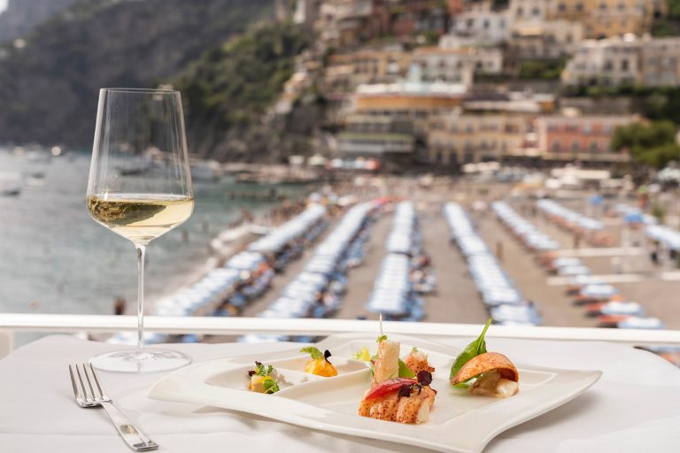 Costiera, riapre il Rada (ristorante Music On The Rocks) a Positano venerdì 19.