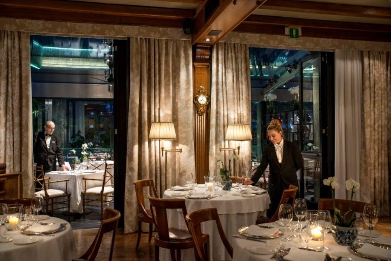 Dopo il lockdown, a grande richiesta  il Derby Bistrot affrescato dall’artista bresciano Giò Bressana.  All’Hotel de La Ville di Monza.