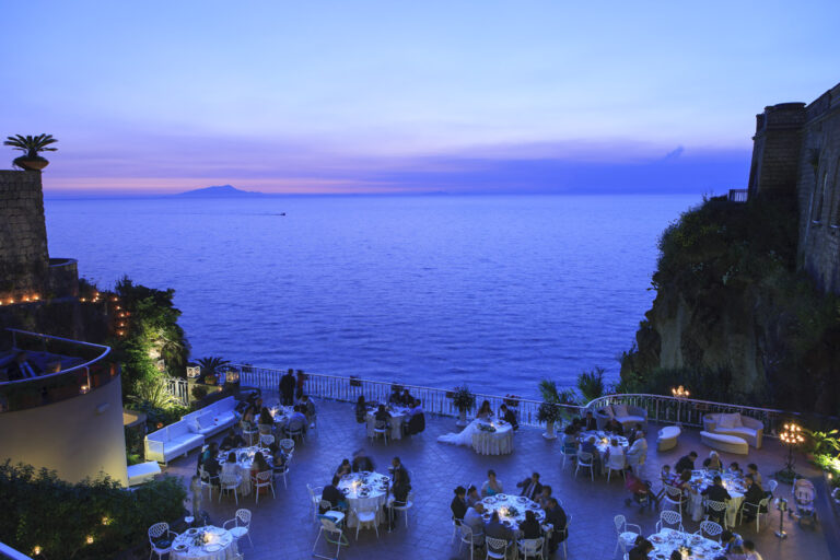 Ristorante Corallo, una gioia per occhi e palato, con vista mozzafiato sul mare di Sorrento.