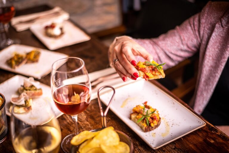 Enoteca Verso: tra 900 etichette di vino si può mangiare.