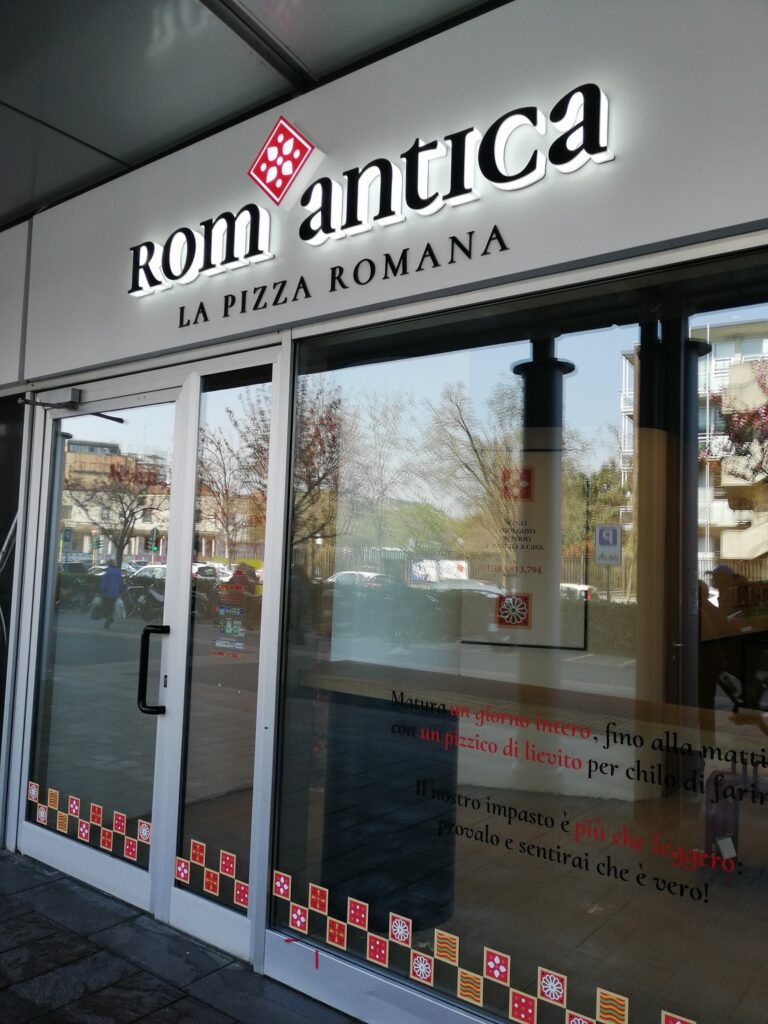 A Piazza Portello apre Rom’Antica, pizzeria dedicata alla pizza romana al taglio.