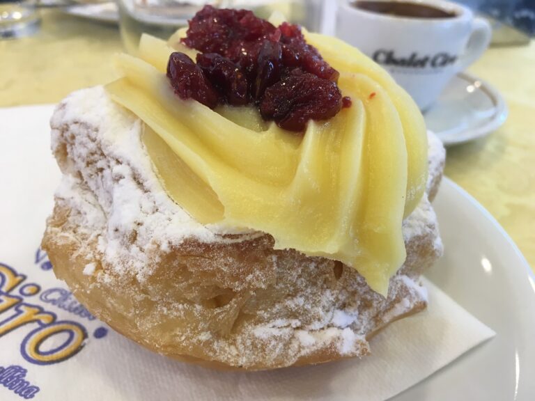 Le Zeppole di San Giuseppe da Chalet Ciro, fritte, al forno e variegate.