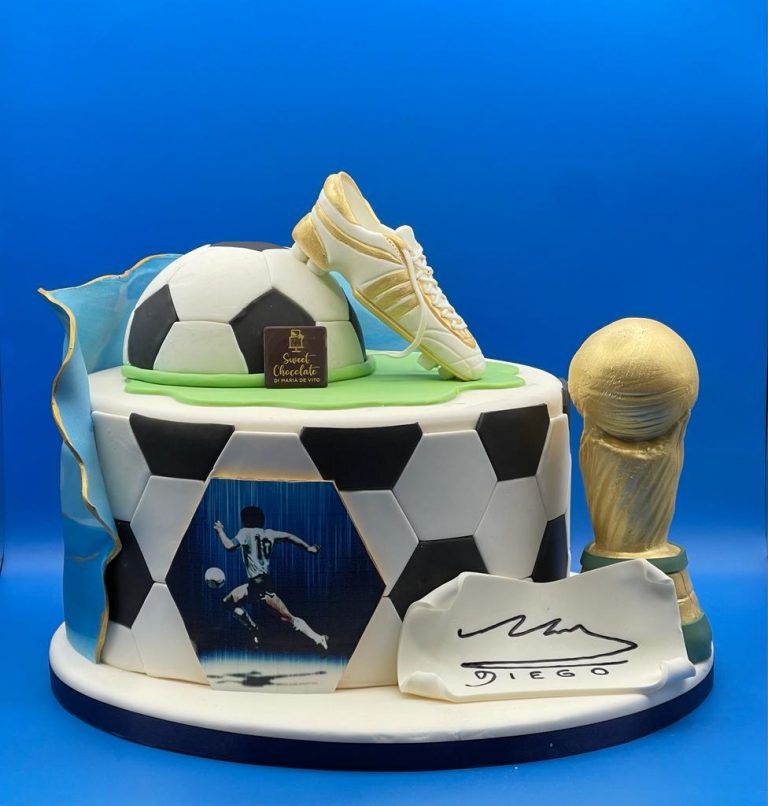 Dalla Pastry Chef Maria De Vito PanDiego, il panettone dedicato a Maradona fatto di 10 ingredienti.