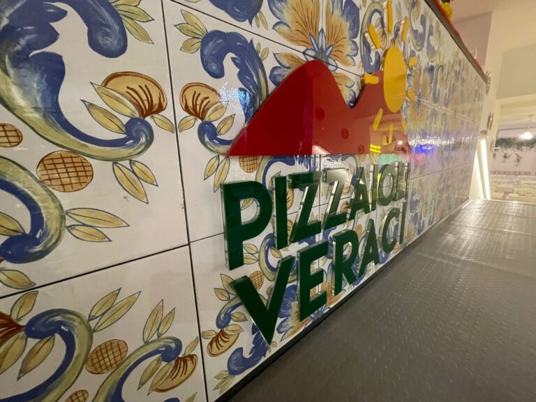 Con un locale accogliente e festaiolo “Pizzaioli Veraci” ha appena aperto al Vomero con due forni, dedicando al Gluten Free pizza e fritti eccellenti.