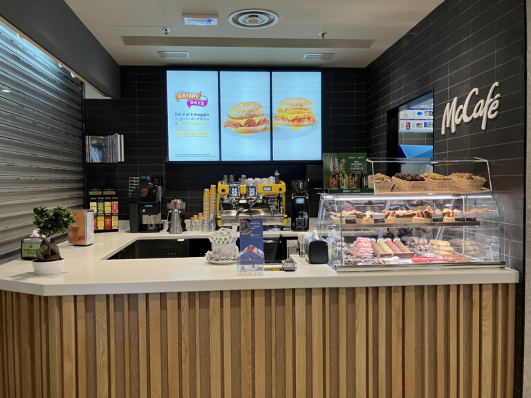 Il futuro arriva anche a Napoli:  il McDonald’s di via Argine riapre completamente rinnovato e con tante novità.