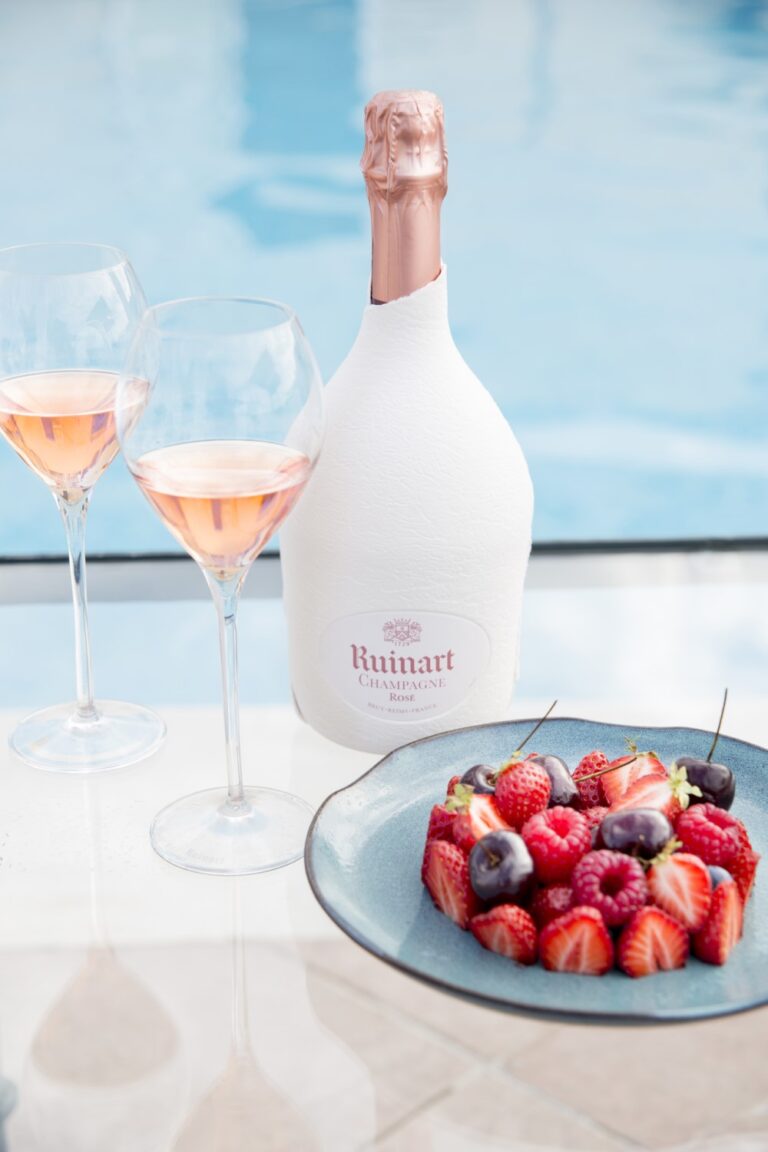 Ruinart Rosé: lo champagne perfetto per brindare all’estate 2023